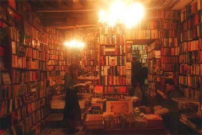 La librería Shakespeare and Company, en el 37 de la Rue Bucherie, fue uno de los refugios parisienses preferidos de Hemingway. Abre a diario de mediodía a medianoche.
