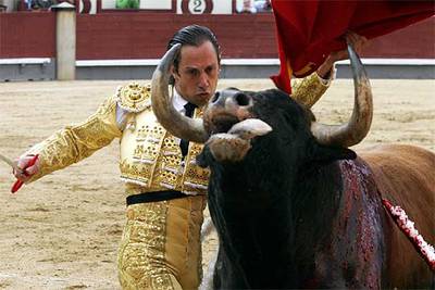 El diestro Juan Diego, en un momento de la lidia del segundo toro de la tarde.