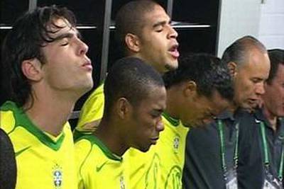 Kaká, Robinho, Adriano y Ronaldinho, rezan en un momento del documental.