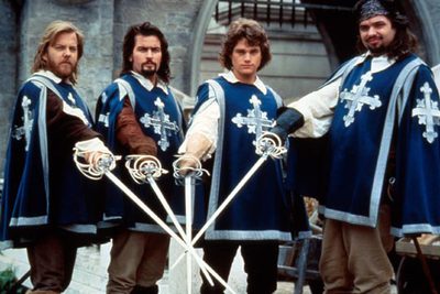  Fotograma de   Los tres mosqueteros,  versión dirigida por Stephen Herek en 1993. De izquierda a derecha: Athos, Aramis, D'Artagnan y Porthos.