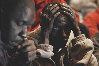 Dos de los 76 inmigrantes que partieron en un  cayuco  de Mauritania y que llegaron por sus propios medios al puerto de Los Cristianos (Tenerife).