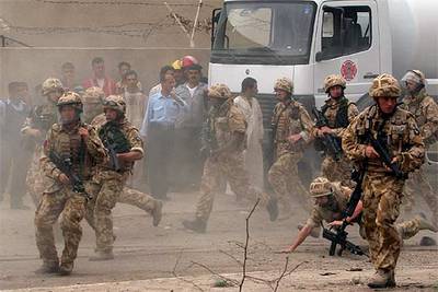 Varios soldados británicos se dirigen hacia la zona residencial de Basora donde fue derribado un helicóptero.