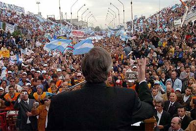 El presidente argentino, Néstor Kirchner, se dirige a los manifestantes el viernes en Gualeguaychú.