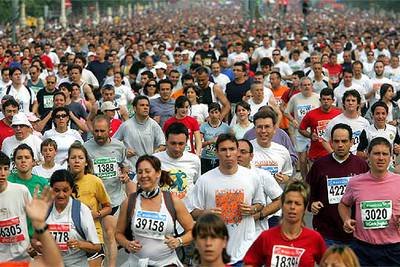 Miles de personas participan en la festiva Volta a Peu a València