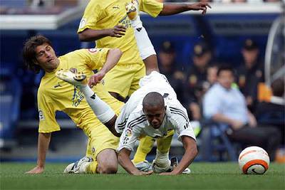 Tacchinardi traba por detrás a Robinho.