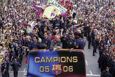 Los jugadores azulgrana, en el autobús que les paseó por Barcelona.