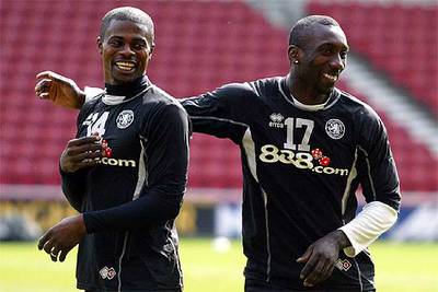 Los holandeses Hasselbaink y Boateng bromean el pasado sábado en el Riverside.