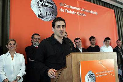 Marc R. Soto (en primer plano) recibe el premio al mejor relato universitario.