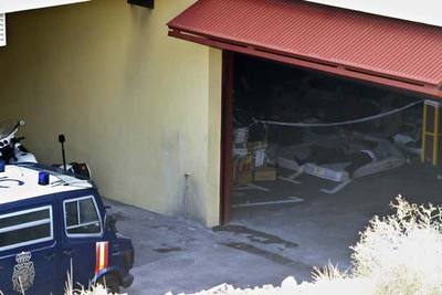 Sobre colchones, en un garaje