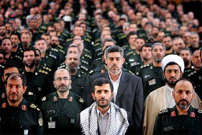 Mahmud Ahmadineyad (centro, en primer término), con los jefes de las fuerzas voluntarias,  basiyis,  ayer en Teherán.