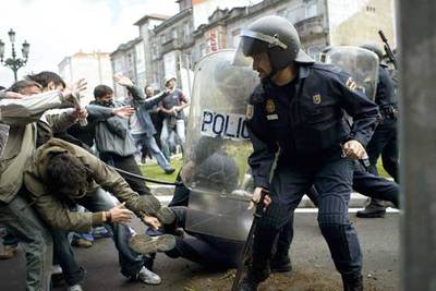 Agentes de la policía y manifestantes se enfrentan durante la protesta de ayer en Vigo.