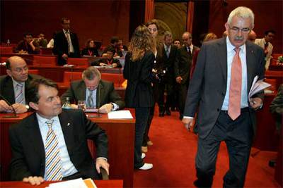 El líder de CiU, Artur Mas, contempla a Pasqual Maragall a su entrada ayer en la comisión del Parlamento catalán.
