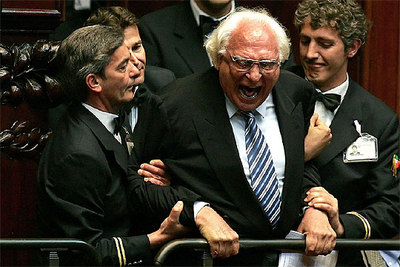 El líder del Partido Radical Italiano, Marco Pannella, grita al principio de la votación presidencial en Roma.