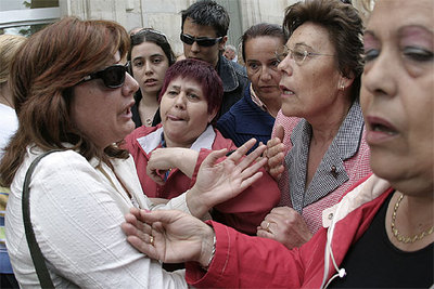La alcaldesa de San Fernando de Henares, Montserrat Muñoz (en la imagen, con gafas de sol), increpada por vecinos del municipio.rnEn primer plano, Ramón, marido de la fallecida.