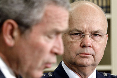 Bush elige a un polémico general para poner orden en la CIA