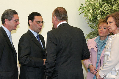 El Rey charla con Jaime Caruana en presencia de la Reina, María Teresa Fernández de la Vega y Alberto Ruiz-Gallardón.