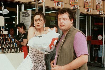 Aitana Sánchez-Gijón y Juan Echanove, en una imagen de  Bajarse al moro,  de Fernando Colomo.