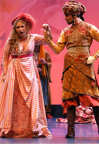 Desirée Rancatore y Shahrokh Moshkin-Ghalam, en  El rapto en el serrallo. 