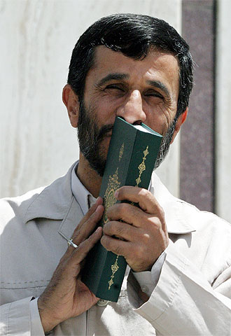 Ahmadineyad besa un ejemplar del Corán ayer en Teherán.