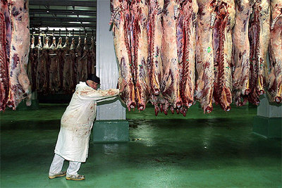 Un trabajador faena con canales de vacuno en el ya disuelto Matadero Municipal de Bilbao.