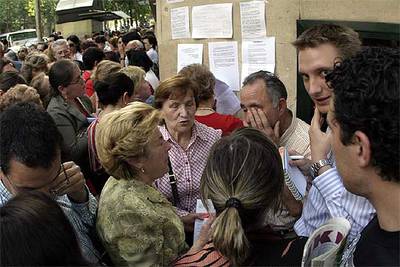 Varios afectados dialogan ante la sede de Fórum Filatélico en Madrid.