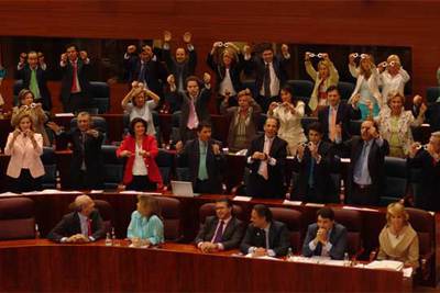 ESPOSAS DE PLÁSTICO EN LA ASAMBLEA DE MADRID.
