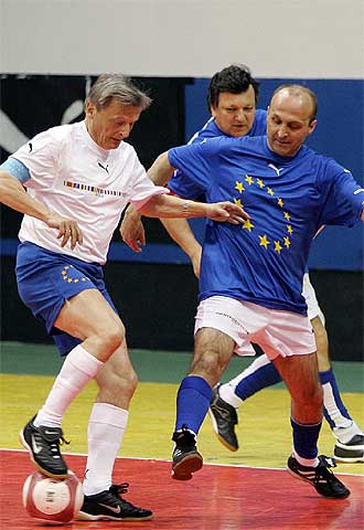 FÚTBOL EN AYUDA DE NIÑOS SIN HOGAR