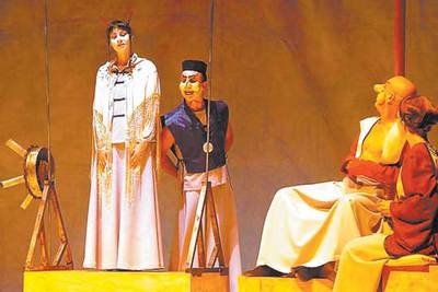 La compañía canaria Klóticas, en una representación de 'El círculo de tiza'.