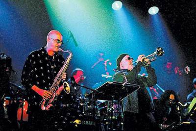 El trompetista Randy Brecker (al centro), con  su hermano Michael al saxo (izquierda) y la 'big band ' alemana de la WDR de Colonia.