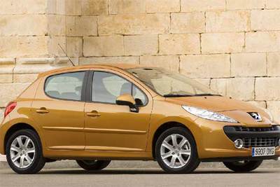 El diseño del frontal y la deportividad de la parrilla realzan el carácter del 207, un utilitario moderno y sugerente que se distingue por su imagen. Se parece mucho al 206, pero tiene un diseño más sofisticado.