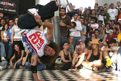 Un bailarín de  breakdance  durante su actuación, ayer, en el Festival Cultura Urbana 2006.