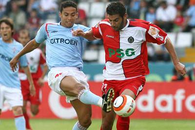 Iriney disputa el balón a Riki.