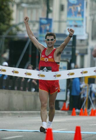 Paquillo Fernández levanta los brazos al cruzar la meta.