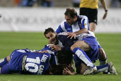 Los jugadores del Espanyol se abrazan a Coro tras su gol.