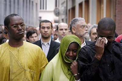 Familiares de Oulemata N'dye participan ayer en una marcha silenciosa en Amberes.