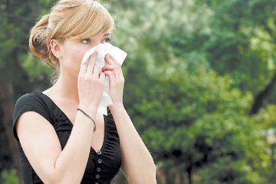 Una mujer sufre los efectos de la alergia en el madrileño parque de Berlín.