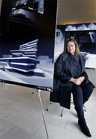 Zaha Hadid, junto al dibujo de la  Spiralling Tower  de Barcelona.