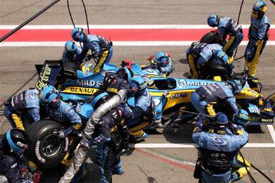 Los mecánicos de Renault trabajan contra el reloj.