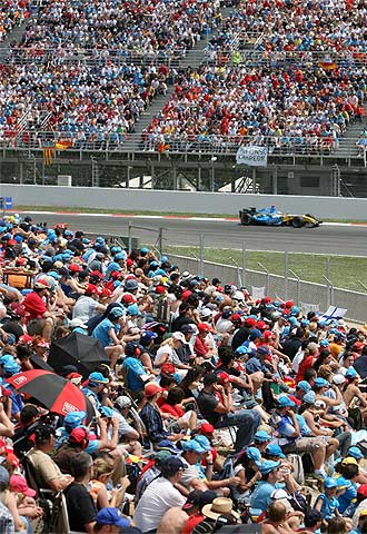 Los aficionados contemplan el paso de Alonso en las tribunas y la  pelouse. 