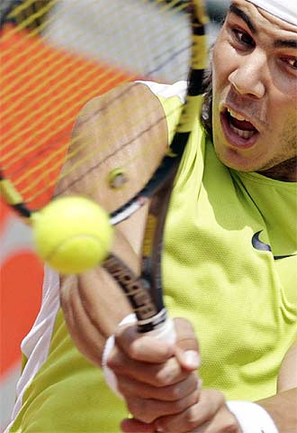Nadal ejecuta un golpe durante un partido.