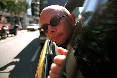 Nick Hornby saca la cabeza desde la ventanilla de un coche.