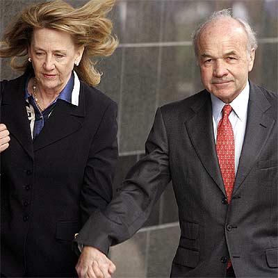 Kenneth Lay se dirige junto a su esposa, Linda, a final de enero, al tribunal que juzga el  caso Enron .