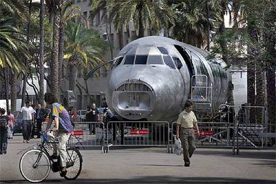 El avión del comercio 'aterriza' en la Rambla del Raval