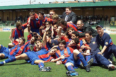 Equipo cadete del Barça que ganó la Copa Cataluña en 2003. Cesc (con la boca abierta), tumbado tras Messi.