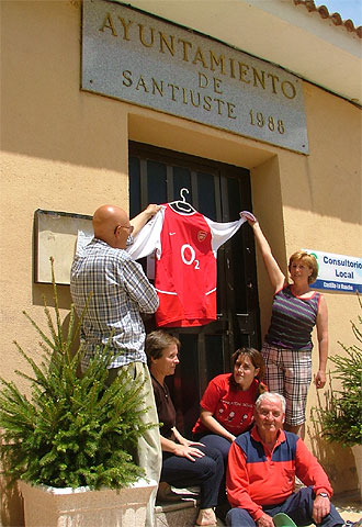 Vecinos de Santiuste posan con la camiseta regalada por Senderos.