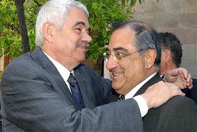 Pasqual Maragall abraza a Joaquim Nadal tras tomar éste posesión de sus nuevas competencias como  conseller. 