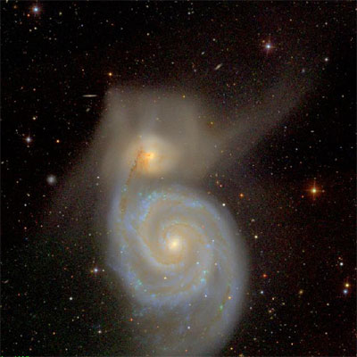 Galaxia Remolino que está destruyendo una galaxia satélite.