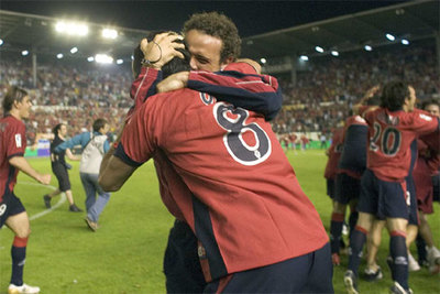 Los jugadores osasunistas se abrazan entusiasmados tras su decisiva victoria