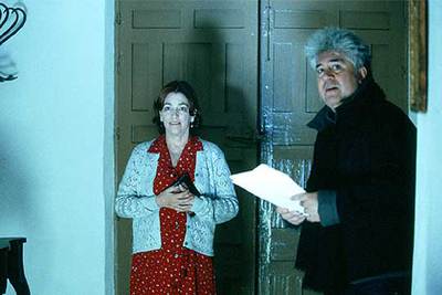 Pedro Almodóvar y Carmen Maura, durante el rodaje de la película  Volver,   que hoy se exhibe en el Festival de Cannes. 