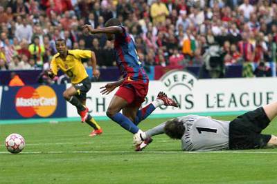 Eto'o desborda a Lehmann, que le hace falta y el árbitro le muestra la tarjeta roja de la expulsión.